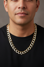 Cadena Cuban Link sólida de oro amarillo de 10K con corte diamantado sobre un modelo