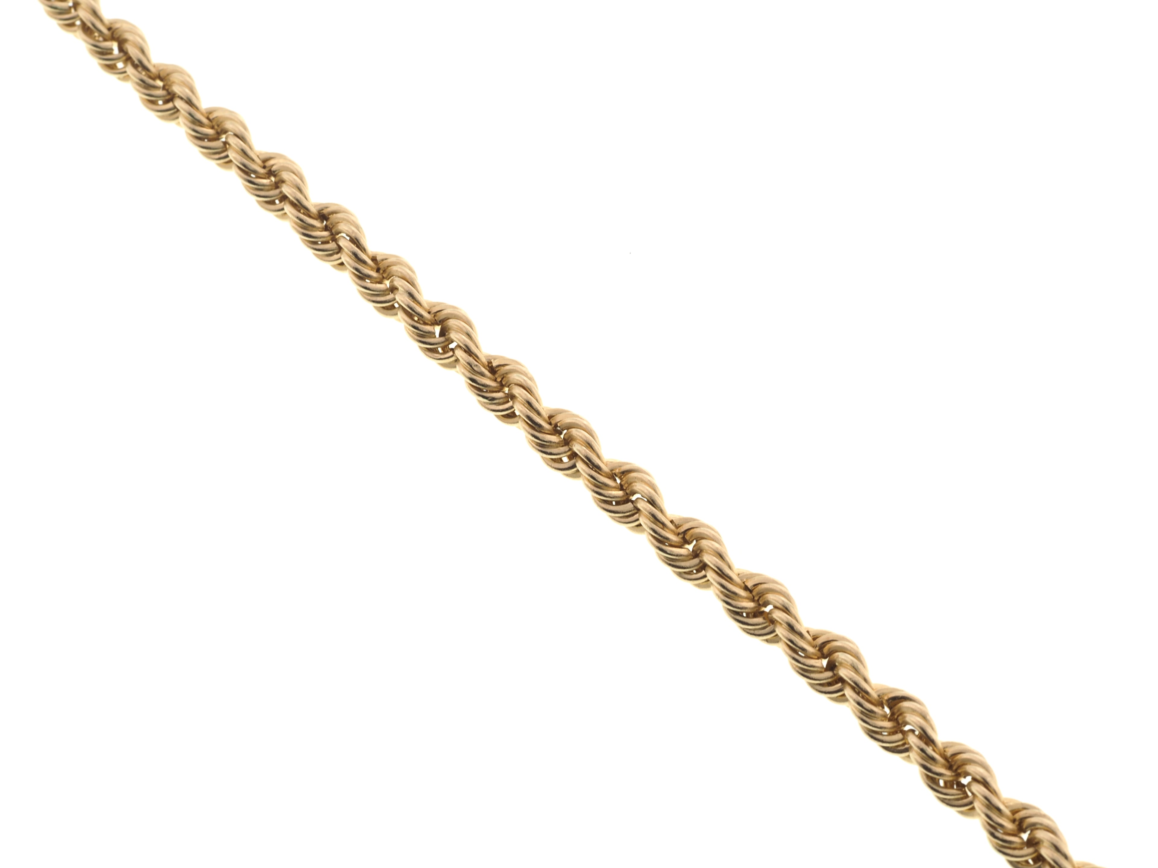 Cadena rope de oro amarillo en diagonal sobre fondo blanco