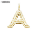 Colgante con inicial de oro de 14k con diamante